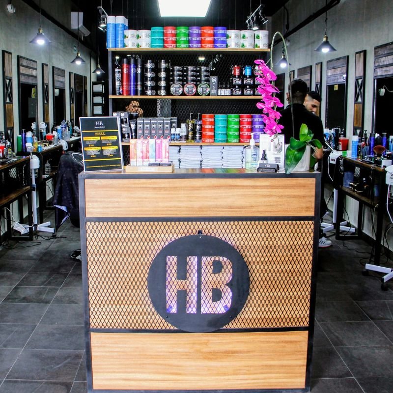 Mostrador principal de Homme Barbers en Cancún, con productos de barbería y decoración moderna.